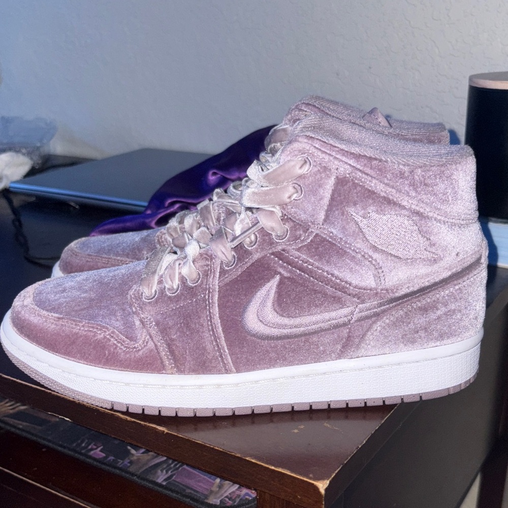 Women's Velvet Jordan 1 Sneakers - Soft Purple